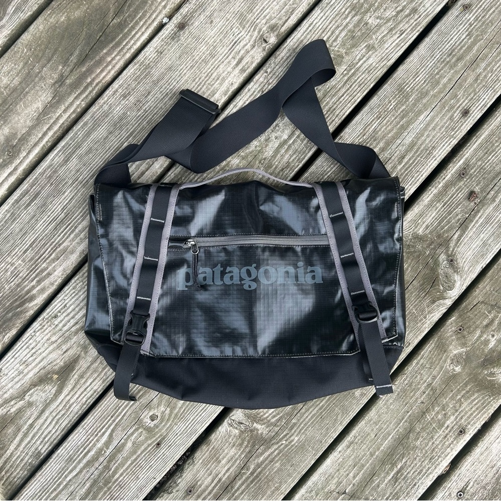 Patagonia Black Hole Mini Messenger Bag - Black 12L Waterproof Commuter EDC